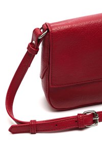 Czerwona skórzana torebka crossbody o teksturowanym wykończeniu, z odczepianym paskiem, srebrnymi elementami i klapą z przeszytymi akcentami.
