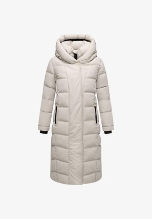 Manteau rembourré long gris clair avec une grande capuche, présentant des sections matelassées horizontales, des poches latérales avec des fermetures éclair noires et des accents de poignets noirs.