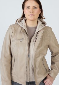 Beige läderjacka med avtagbar ljusgrå huva. Har sidofickor med dragkedja och framfickor med dragkedja. Slät textur och skräddarsydd passform.