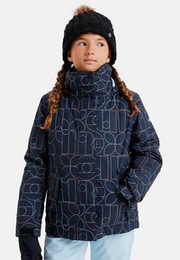 Granatowa zimowa kurtka z geometrycznymi wzorami w jasnoróżowym i białym kolorze. Wysoki kołnierz, kieszenie na zamek oraz ściągacze przy mankietach. Przytulna czarna dziana czapka.