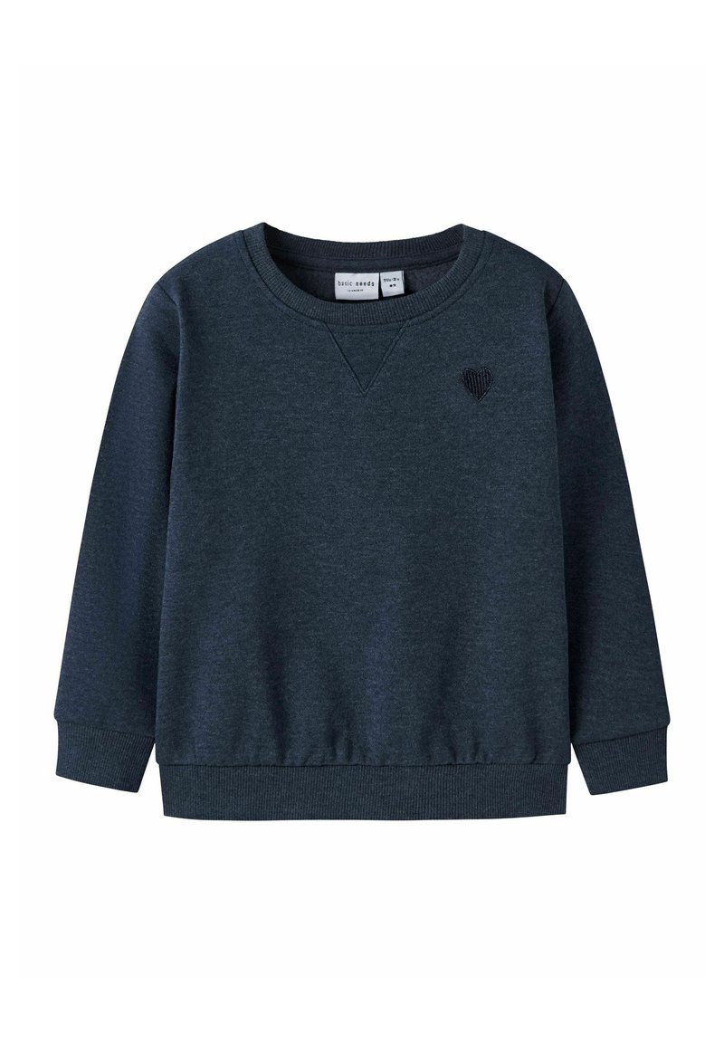 Sudadera gris oscuro con mangas largas, cuello redondo y puños acanalados. Presenta un pequeño detalle de corazón bordado en el pecho.