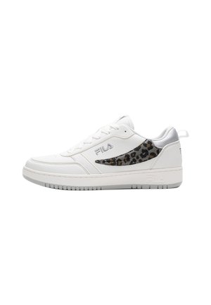 Sneaker bianca low-top Fila con chiusura frontale con lacci e dettaglio stampa leopardata sul lato, suola grigia e loghi brandizzati sul lato e sul tallone.