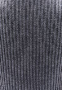 Tessuto grigio con righe verticali in tonalità più scure. Texture morbida con un motivo ribbed che crea profondità e un sottile contrasto.