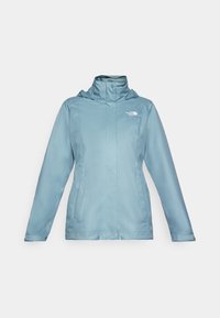 Vaaleansininen vedenpitävä takki, jossa on korkea kaulus ja huppu. Takissa on etuvetoketju ja kaksi sivutaskua, ja se on valmistettu sileästä, kevyestä materiaalista.