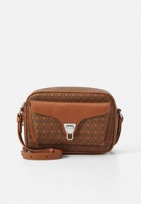 Brun lædertaske med geometrisk mønster, lynlåslukning, stor frontlomme og sølvfarvet hardware. Justerbar rem inkluderet. Kompakt form.