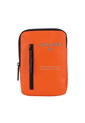 Pochette rectangulaire compacte de couleur orange avec poche à fermeture éclair noire, bordure noire, logo "STRELLSON", hashtag #WEARINDEPENDENT et coordonnées imprimées sur le devant.