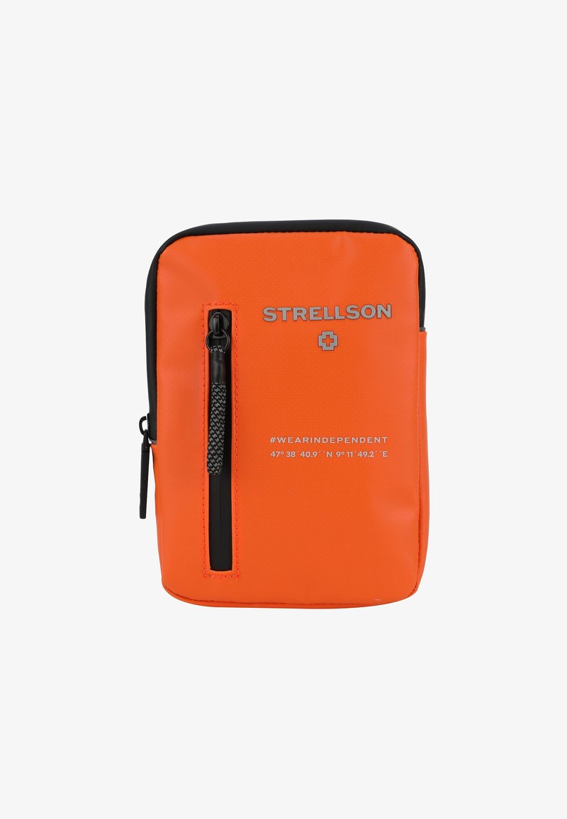 Astuccio rettangolare compatto arancione con tasca con cerniera nera, rifiniture nere, logo "STRELLSON", hashtag #WEARINDEPENDENT e coordinate stampate sul davanti.