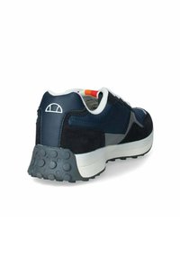 Scarpa atletica blu navy con materiali in suede e pelle, lacci bianchi, dettagli grigi, suola in gomma testurizzata e logo sul tallone.