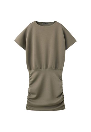 Robe vert olive à manches courtes avec encolure ronde et côtés froncés à la jupe, créant un effet froncé.