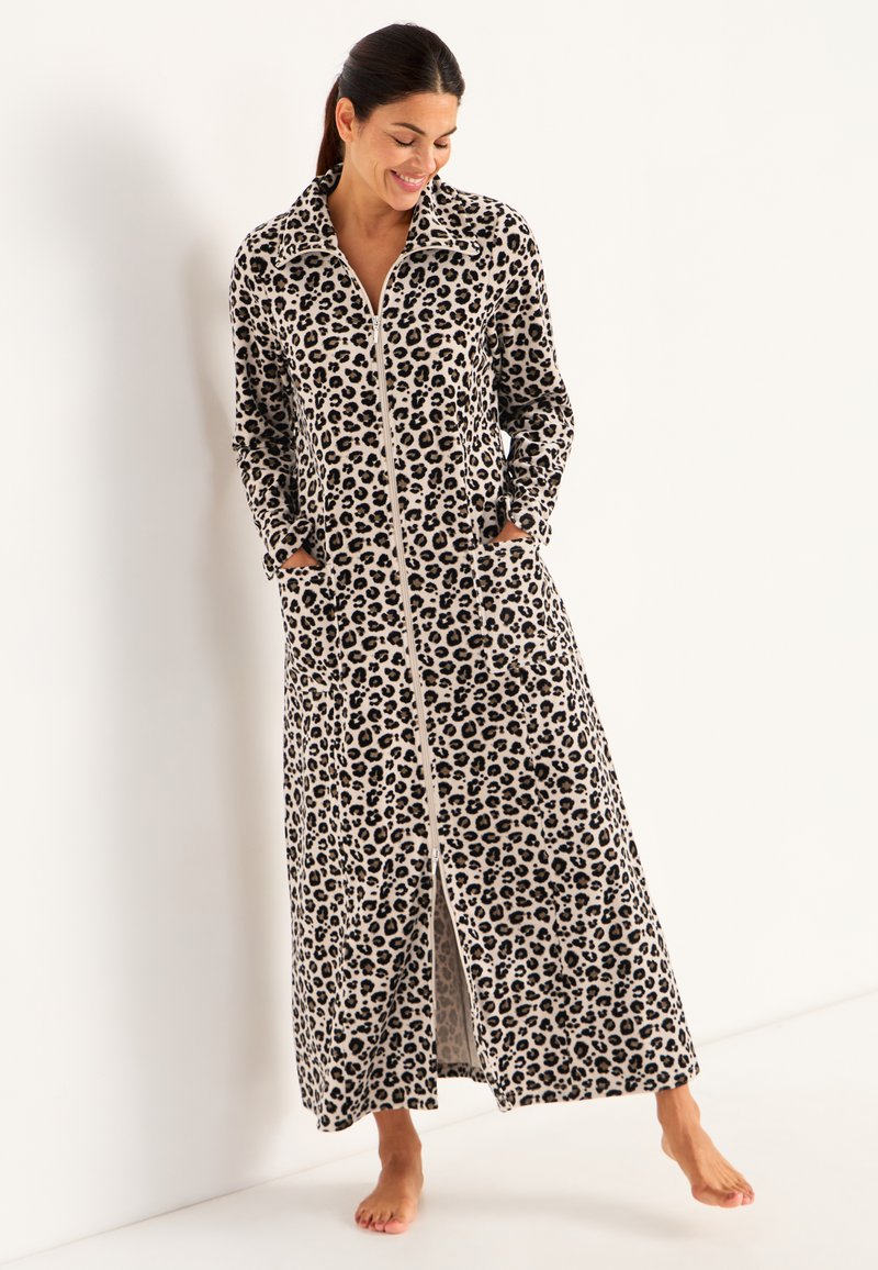 Leopardmönstrad lång rock i mjukt tyg, med dragkedja, två framfickor och krage. Färgskala i beige och svart.