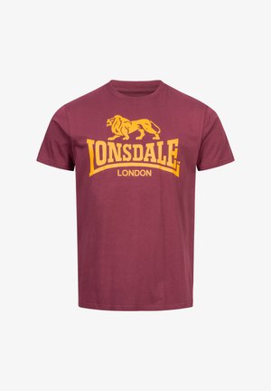 Bordó pamut póló sárga oroszlán grafikával és "LONSDALE LONDON" felirattal az elején. Rövid ujjú és kerek nyakú kialakítás.