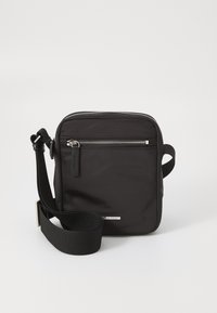 Sac bandoulière noir en nylon résistant. Comprend une poche avant zippée, une sangle ajustable et un accent en métal argenté. Forme carrée.