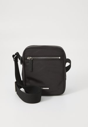 Sac bandoulière noir en nylon résistant. Comprend une poche avant zippée, une sangle ajustable et un accent en métal argenté. Forme carrée.
