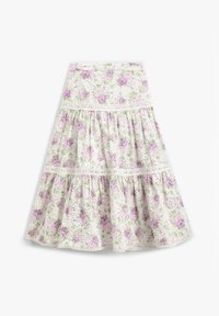 Jupe tiered florale en tissu blanc avec des roses violettes et des accents verts. Présente une bordure en dentelle le long de la taille et des niveaux, avec une forme évasée.