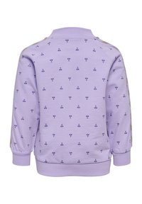 Lila sweatshirt med liten marinblå tryck. Har ribbad krage och ärmslut, långa ärmar och dekorativa sidoremsor i guldaccent.