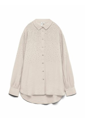 Jasnobeżowa koszula na guziki z kołnierzem typu spread, zdobiona gradientem małych czarnych ćwieków na górnej połowie oraz długimi, lekko bufkami rękawami.