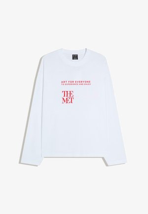 Camicia bianca a maniche lunghe con testo rosso "ART FOR EVERYONE TO EXPERIENCE AND ENJOY" sopra il logo "THE MET" al centro davanti.