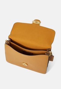 COACH SOFT GRAIN CHAIN TABBY SHOULDER BAG - Kézitáska - honey brown