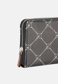 Cartera de piel sintética negra con un patrón de diamantes, puntos blancos y acentos de logo. Presenta un cierre de cremallera plateado y detalles en piel marrón.