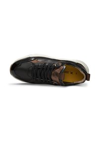 Schwarzer und bronzefarbener Sneaker mit Obermaterial aus Mesh und Leder, runder Zehenpartie, Schnürdesign, leichter Sohle und goldfarbigen Ösen. Gelbe Innensohle sichtbar.