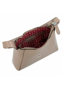 Sac à main en synthétique beige avec une forme structurée, fermeture zippée et une doublure rouge à motifs de petits cœurs. Accentuée par des garnitures en argent.
