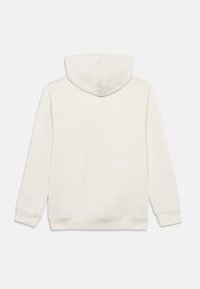 Haut à capuche de couleur crème avec une texture douce, manches longues et grande capuche. Présente des poignets côtelés et un ourlet droit.