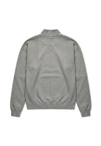 Hellgrauer langärmeliger Pullover-Sweatshirt mit geripptem Kragen, Bündchen und Saum, Rückansicht vor weißem Hintergrund.