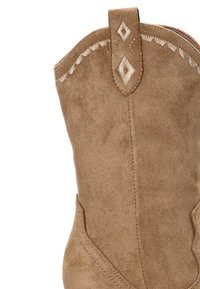 Bota de vaquero de ante marrón con punta afilada, costuras decorativas y acentos en patrón de diamante en la parte superior. Textura suave, altura a medio pantorrilla.