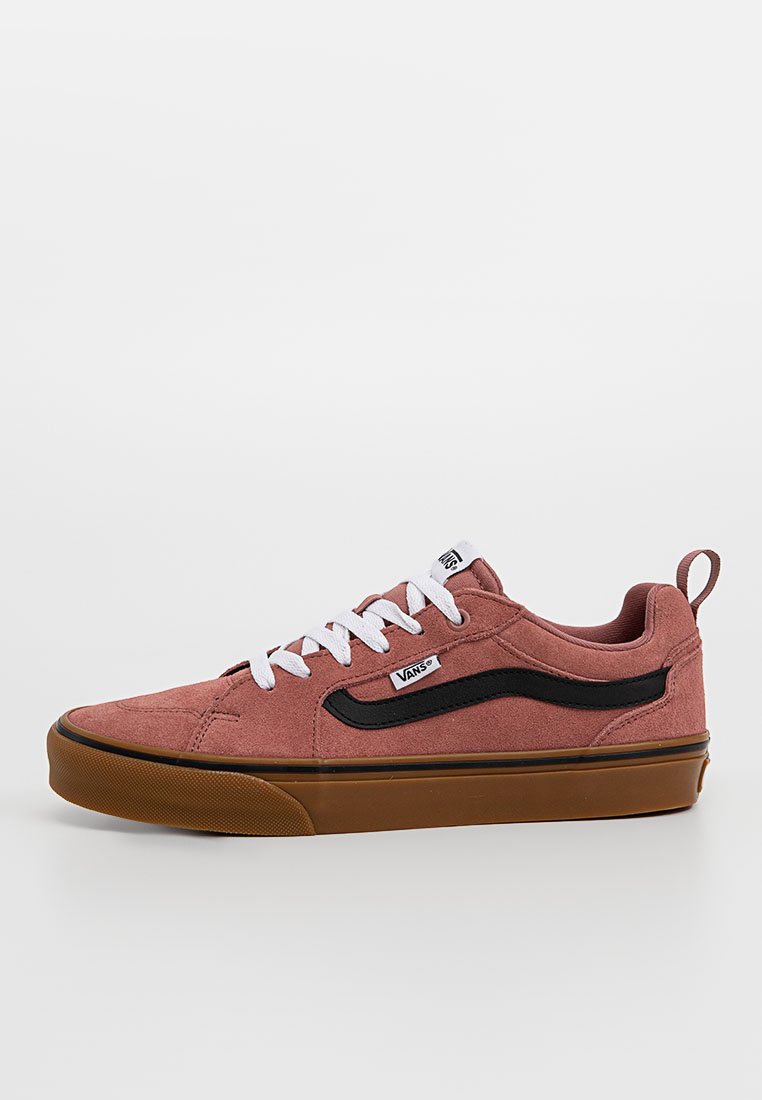 Sneakers Vans, różowa zamszowa cholewka, czarny boczny pasek, białe sznurówki, wyściełany kołnierz, brązowa gumowa podeszwa, teksturowane wykończenie.