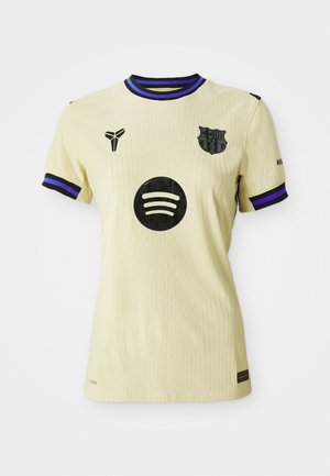Geel voetbalshirt met een gestructureerd ontwerp, zwarte accenten en een paarse gestreepte kraag en mouwen. Bevat een logo aan de voorkant.