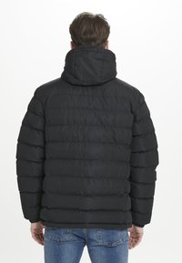 Chaqueta acolchada negra con cuello alto y capucha. El diseño presenta costuras horizontales y puños elásticos. Ideal para el clima frío.