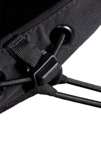 Tissu noir avec bordure cousue et cordon élastique noir passé à travers des œillets, sécurisé par un verrou en plastique ajustable.