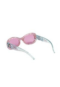Lunettes de soleil pour enfants avec des verres roses, une monture translucide pailletée rose et des branches accentuées de bleu présentant des designs de personnages colorés.