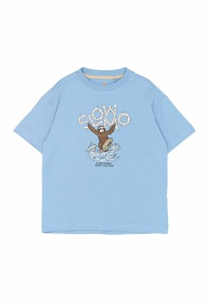 Jasnoniebieska koszula z krótkim rękawem z ilustracją leniwca surfującego, literami z pianki tworzącymi słowo "SLOW" oraz tekstem "Zwolnij, ciesz się jazdą."