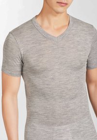 T-shirt grigio a maniche corte e scollo a V realizzato in un tessuto morbido e texturizzato; presenta un design aderente e un sottile motivo melange.
