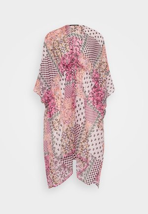 Lichtgewicht roze kimono met bloemen-, paisley- en geometrische patronen, met losse mouwen en een strikdetail aan de voorkant.