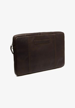 Custodia per laptop in pelle marrone con superficie liscia, cuciture sottili e un'etichetta in pelle con logo sul davanti. Chiusura con cerniera su un lato.