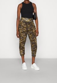 Cream Pantaloni - khaki