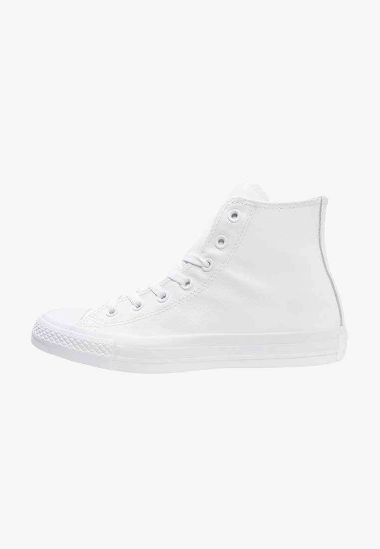 Vit höga canvas sneakers med gummisåle, snörning fram och förstärkt tåhätta, visade från sidan på en vit bakgrund.