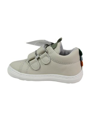 Scarpa da ginnastica per bambini grigio chiaro con due strisce in velcro, suola bianca e tre linguette colorate sul tallone posteriore su sfondo bianco.