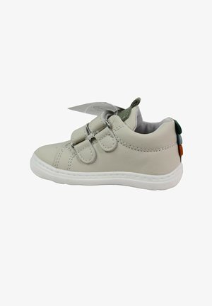 Scarpa da ginnastica per bambini grigio chiaro con due strisce in velcro, suola bianca e tre linguette colorate sul tallone posteriore su sfondo bianco.