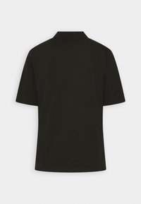 Schwarzes Kurzarmpolo-Shirt aus glattem Baumwollstoff, mit klassischem Kragen und einem sauberen, schlichten Design ohne Muster oder Akzente.