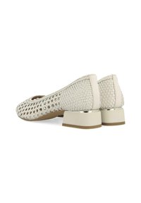 Scarpe intrecciate beige con tacco basso a blocco, caratterizzate da una parte superiore strutturata e accenti lisci sul tacco; design open toe.