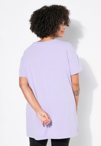 Levandulové oversized tričko z měkké, hladké látky, s krátkými rukávy a kulatým výstřihem, s rovnými lemy a volným střihem.