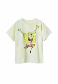 T-shirt tie-dye jaune clair avec un grand graphique coloré de SpongeBob SquarePants sur le devant. Manches courtes, col rond.