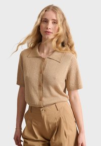 Unselected, gold-coloured