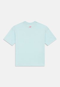 Svijetloplavi kratki rukav T-shirt s malim ružičastim New Balance logom centriranim ispod stražnjeg izreza.