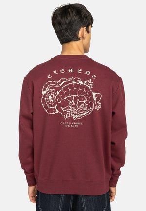 Bordeaux sweatshirt met een witte afbeelding van een slang en de tekst "Creep, Crawl, or Roll" op de achterkant, met geribde manchetten en zoom.