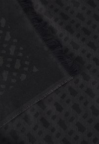 Sort tørklæde med et tekstureret mønster og frynset kanter, der har et subtilt geometrisk design i varierende nuancer af sort. Glat stoffinish.