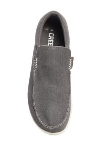 Scarpa slip-on in tela grigia con cuciture bianche, punta rotonda e una parte superiore testurizzata. Caratterizzata da un hardware minimale e una vestibilità comoda. Numero 44.